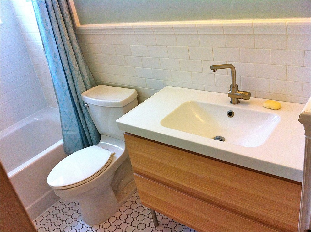 Diseño de cuarto de baño retro pequeño con armarios tipo mueble y puertas de armario de madera clara