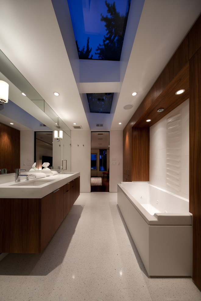 Идея дизайна: ванная комната в стиле ретро с ванной в нише