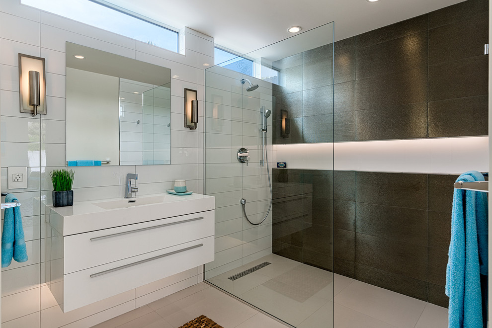 ロサンゼルスにあるミッドセンチュリースタイルのおしゃれなバスルーム (浴槽なし) (一体型シンク、フラットパネル扉のキャビネット、白いキャビネット、ダブルシャワー、白いタイル) の写真
