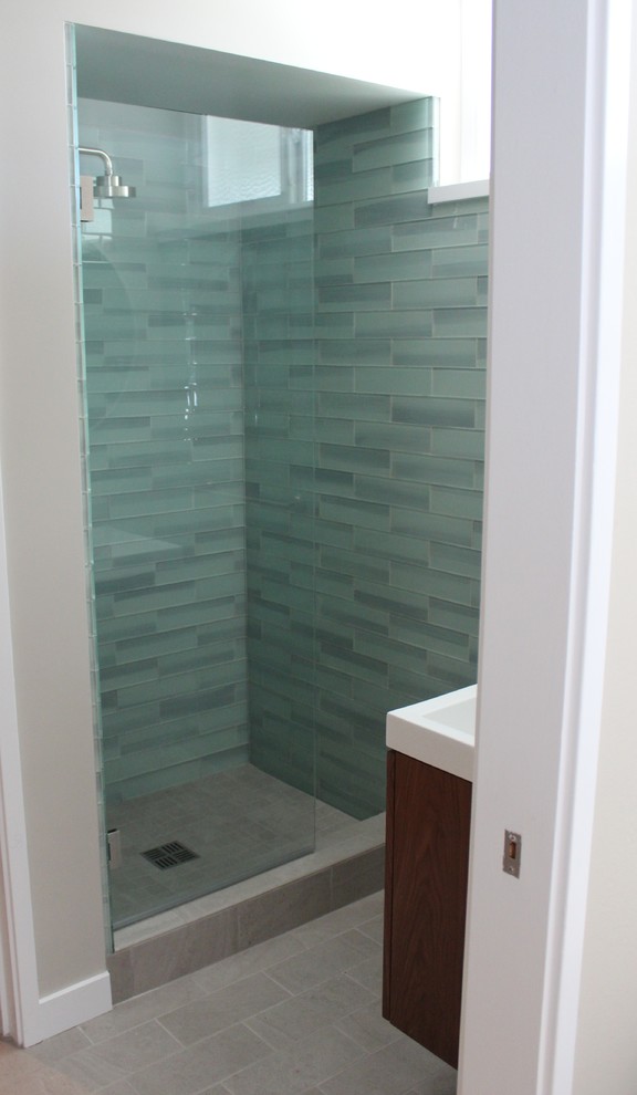 Foto di una piccola stanza da bagno minimalista con ante lisce, piastrelle blu, piastrelle di vetro, pareti grigie e pavimento con piastrelle in ceramica