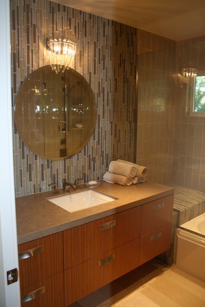 Aménagement d'une petite salle de bain rétro en bois brun pour enfant avec un lavabo encastré, un placard à porte plane, un plan de toilette en marbre, une baignoire d'angle, un carrelage beige, des carreaux de céramique, un mur multicolore et un sol en marbre.
