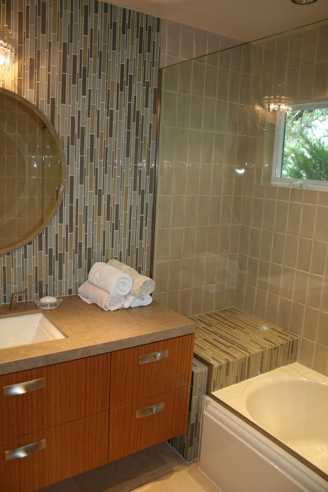 Cette photo montre une petite salle de bain rétro en bois brun pour enfant avec un lavabo encastré, un placard à porte plane, un plan de toilette en marbre, une baignoire d'angle, un carrelage beige, des carreaux de céramique, un mur multicolore et un sol en marbre.
