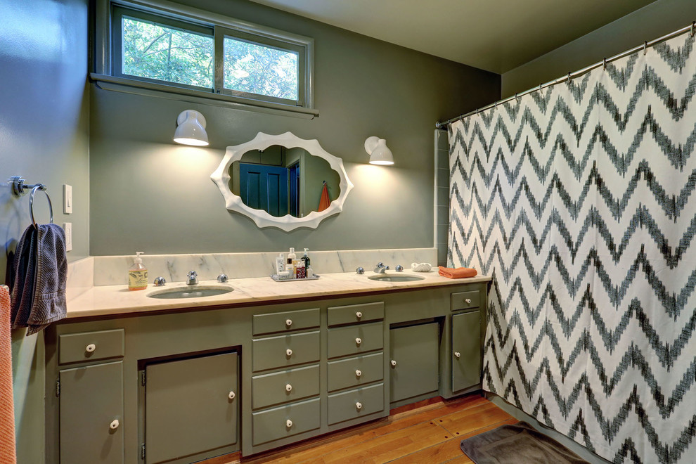 Стильный дизайн: ванная комната в стиле неоклассика (современная классика) с мраморной столешницей и зелеными фасадами - последний тренд