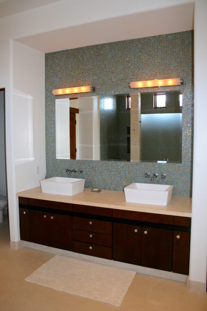 Идея дизайна: большая главная ванная комната в стиле ретро с настольной раковиной, плоскими фасадами, темными деревянными фасадами, столешницей из гранита, отдельно стоящей ванной, двойным душем, унитазом-моноблоком, синей плиткой, плиткой мозаикой, белыми стенами и полом из керамической плитки
