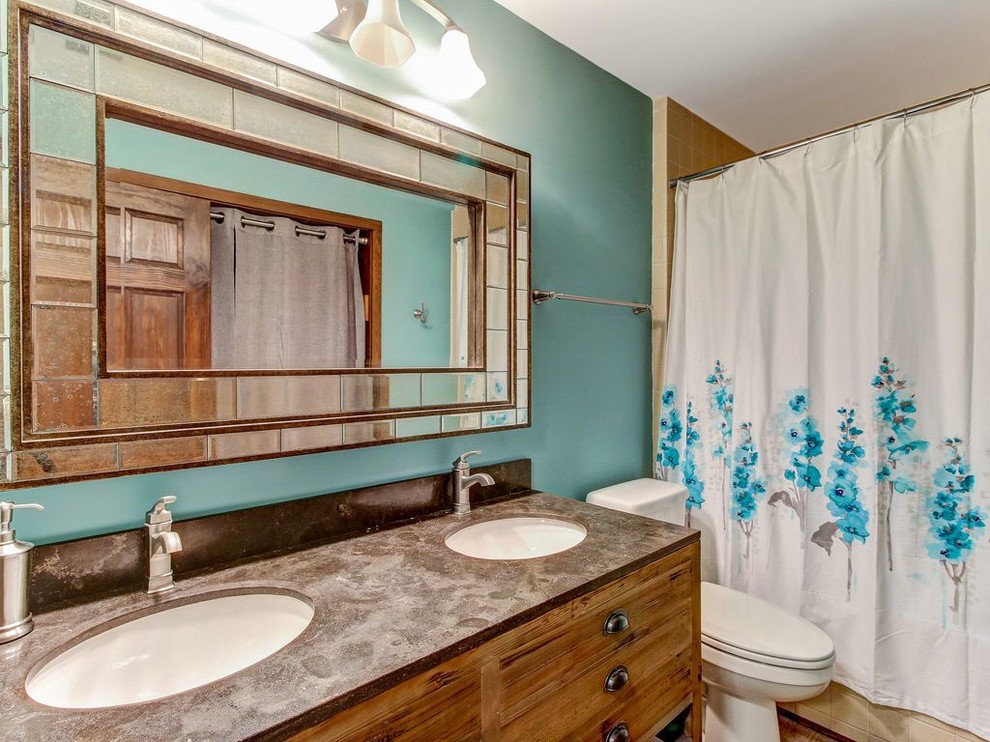 На фото: ванная комната среднего размера в стиле ретро с