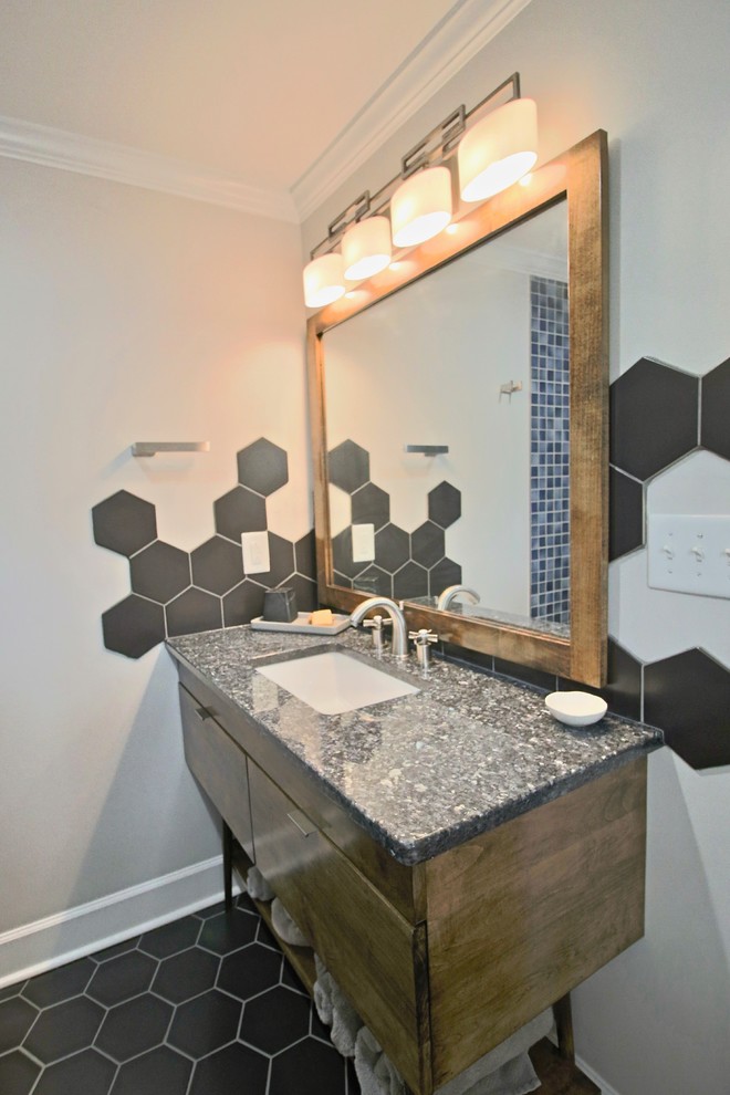 Foto på ett litet retro en-suite badrum, med en kantlös dusch, blå kakel, keramikplattor, beige väggar, klinkergolv i keramik, svart golv och med dusch som är öppen