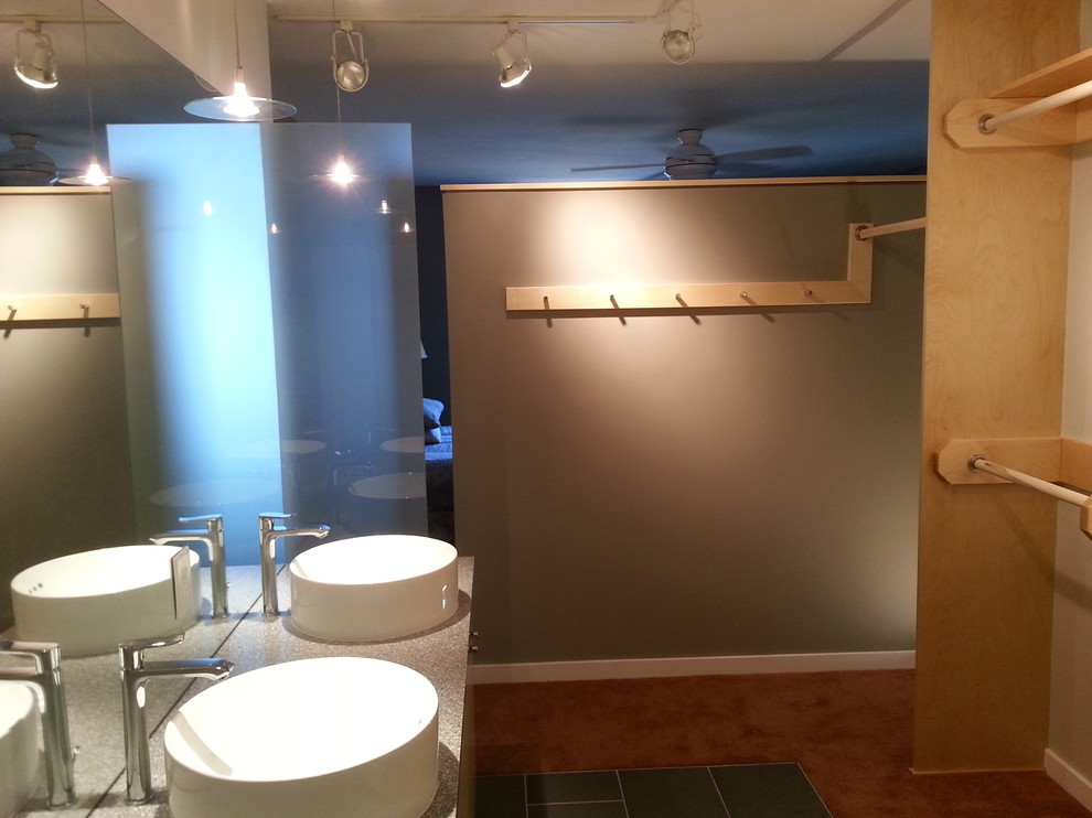 Esempio di una stanza da bagno minimalista con lavabo a bacinella, ante lisce, ante in legno chiaro, top in superficie solida, piastrelle grigie e piastrelle in ceramica