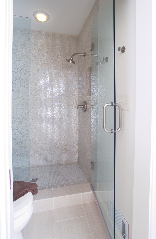 Mittelgroßes Modernes Badezimmer En Suite mit Duschnische, beigen Fliesen, Mosaikfliesen, weißer Wandfarbe und Keramikboden in Atlanta