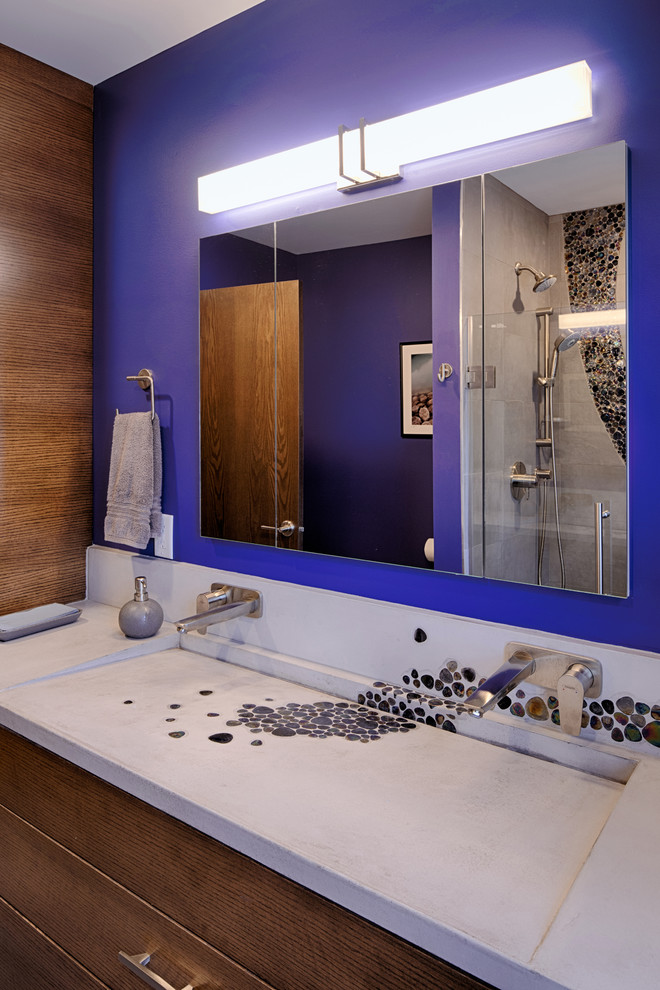Идея дизайна: ванная комната среднего размера в стиле ретро с плоскими фасадами, темными деревянными фасадами, душем без бортиков, синей плиткой, синими стенами, раковиной с несколькими смесителями, столешницей из бетона, душем с распашными дверями и серой столешницей