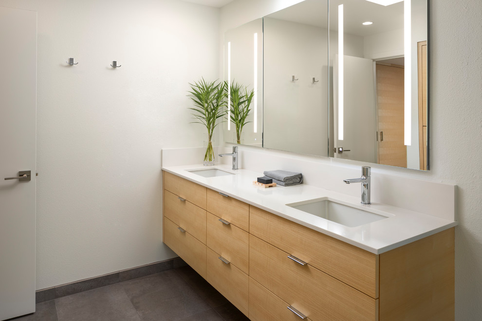 Idéer för att renovera ett mellanstort retro vit vitt en-suite badrum, med skåp i ljust trä, vit kakel, klinkergolv i porslin, ett undermonterad handfat, bänkskiva i kvartsit, grått golv, en dusch i en alkov och dusch med gångjärnsdörr