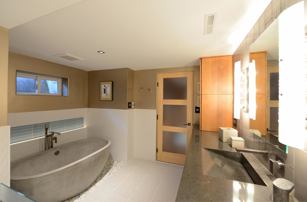 Пример оригинального дизайна: маленькая главная ванная комната в стиле ретро с плоскими фасадами, светлыми деревянными фасадами, отдельно стоящей ванной, душем в нише, унитазом-моноблоком, серой плиткой, керамогранитной плиткой, серыми стенами, полом из керамогранита, монолитной раковиной, столешницей из кварцита, серым полом, душем с распашными дверями и черной столешницей для на участке и в саду