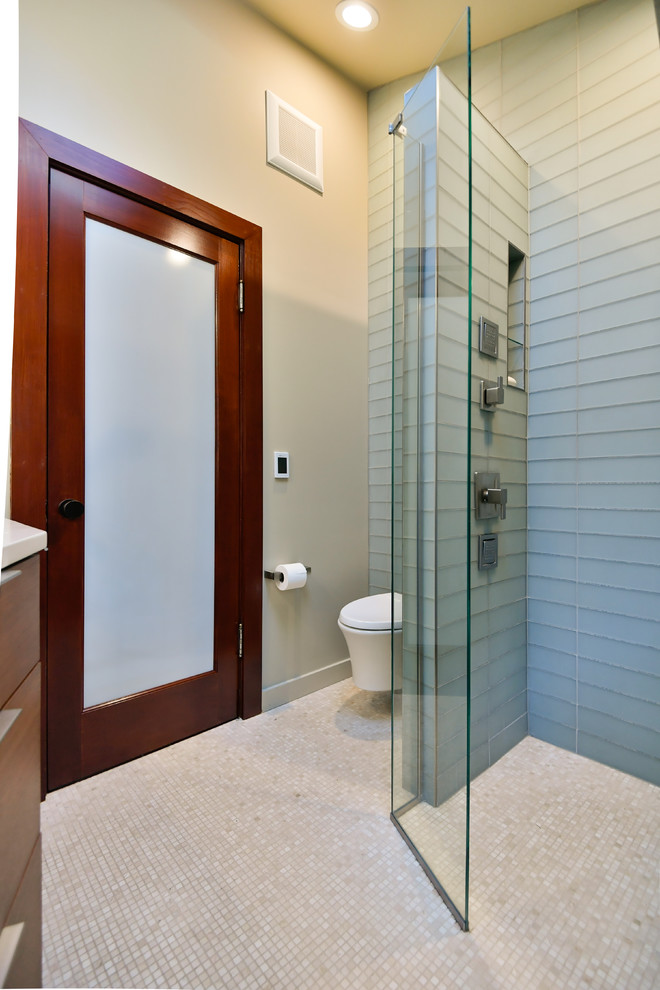 Cette photo montre une petite salle de bain principale rétro en bois brun avec un placard à porte plane, une douche à l'italienne, un carrelage bleu, un carrelage en pâte de verre, un mur beige, un sol en carrelage de terre cuite et un lavabo encastré.