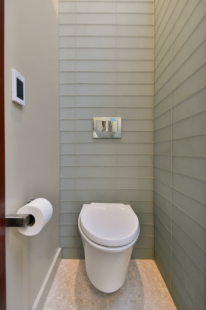 Idee per un piccolo bagno di servizio minimalista con ante lisce, ante in legno scuro, piastrelle blu, piastrelle di vetro, pareti beige, pavimento con piastrelle a mosaico e lavabo sottopiano
