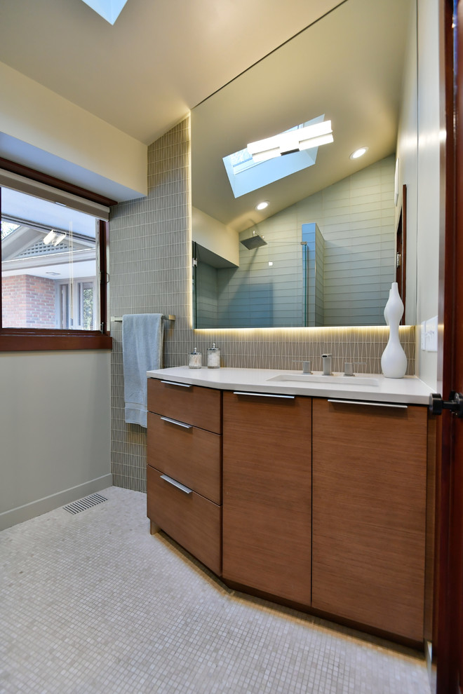 Exemple d'une petite salle de bain principale rétro en bois brun avec un placard à porte plane, une douche à l'italienne, un carrelage bleu, un carrelage en pâte de verre, un mur beige, un sol en carrelage de terre cuite et un lavabo encastré.