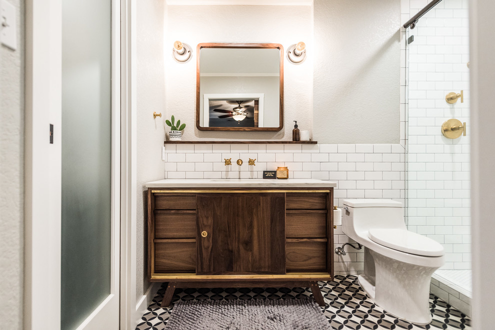 Свежая идея для дизайна: маленькая главная ванная комната в стиле ретро с плоскими фасадами, темными деревянными фасадами, двойным душем, белой плиткой, керамической плиткой, серыми стенами, полом из цементной плитки, врезной раковиной, мраморной столешницей, разноцветным полом и душем с раздвижными дверями для на участке и в саду - отличное фото интерьера