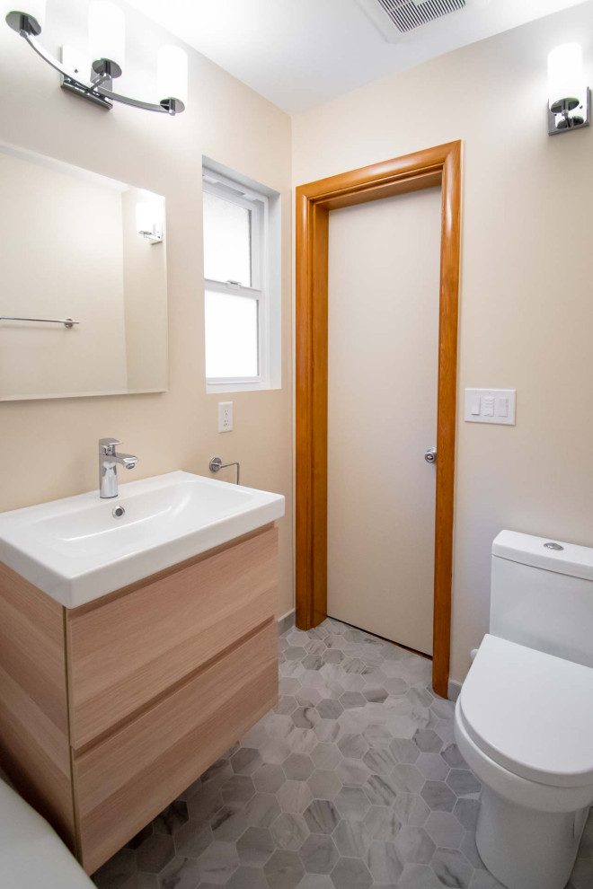На фото: маленькая ванная комната в стиле ретро с плоскими фасадами, светлыми деревянными фасадами, ванной в нише, душем над ванной, раздельным унитазом, черно-белой плиткой, керамической плиткой, бежевыми стенами, полом из керамической плитки, душевой кабиной, накладной раковиной, серым полом, шторкой для ванной, нишей, тумбой под одну раковину и подвесной тумбой для на участке и в саду