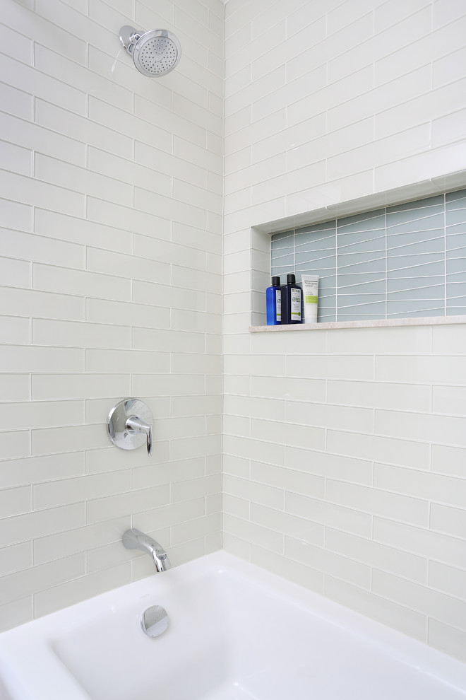 Idéer för att renovera ett stort 60 tals badrum, med luckor med infälld panel, skåp i ljust trä, ett hörnbadkar, en dusch/badkar-kombination, vit kakel, glaskakel och bänkskiva i kvartsit