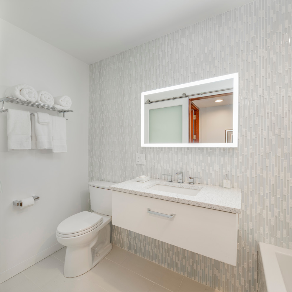 На фото: ванная комната среднего размера в стиле ретро с фасадами в стиле шейкер, серыми фасадами, накладной ванной, двойным душем, унитазом-моноблоком, белой плиткой, мраморной плиткой, белыми стенами, мраморным полом, душевой кабиной, настольной раковиной, мраморной столешницей, серым полом, душем с распашными дверями и серой столешницей с