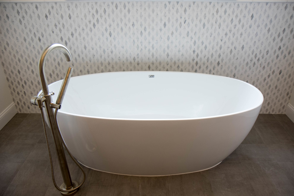 Ejemplo de cuarto de baño principal vintage con bañera exenta, baldosas y/o azulejos blancos, baldosas y/o azulejos de mármol, suelo de baldosas de porcelana y suelo gris
