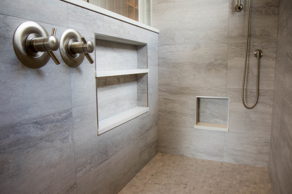 Ejemplo de cuarto de baño principal retro grande con ducha abierta, baldosas y/o azulejos grises, baldosas y/o azulejos de porcelana, suelo de baldosas de porcelana, suelo gris, ducha abierta y encimeras blancas