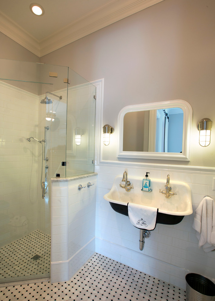 Свежая идея для дизайна: ванная комната среднего размера в стиле ретро с плоскими фасадами, белыми фасадами, угловым душем, раздельным унитазом, белой плиткой, мраморной плиткой, серыми стенами, полом из мозаичной плитки, душевой кабиной, раковиной с несколькими смесителями и мраморной столешницей - отличное фото интерьера