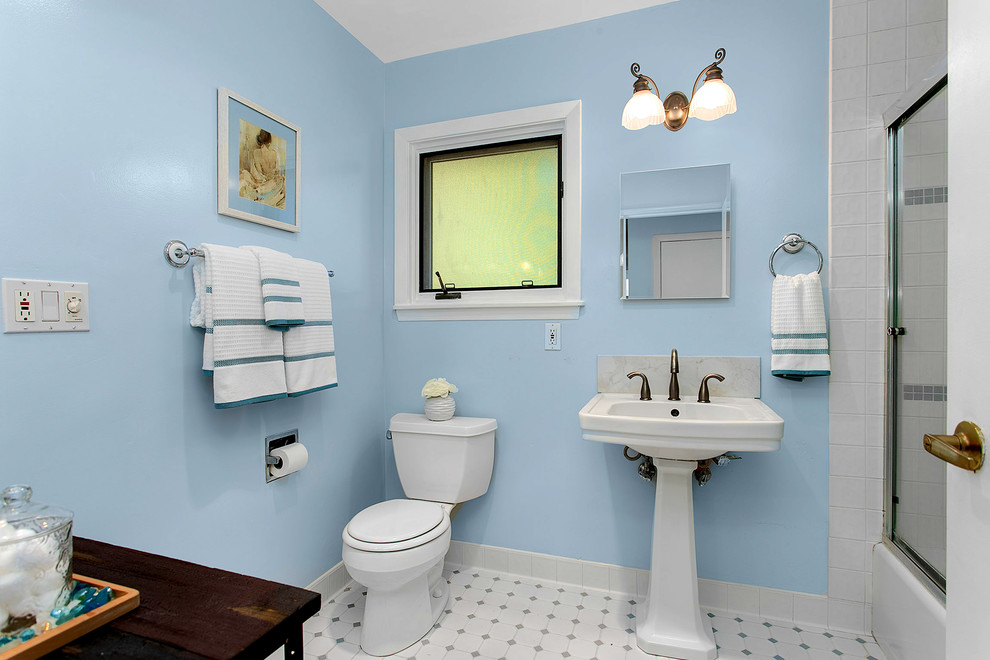 На фото: ванная комната среднего размера в стиле ретро с открытыми фасадами, темными деревянными фасадами, накладной ванной, душем над ванной, раздельным унитазом, белой плиткой, керамогранитной плиткой, синими стенами, полом из керамогранита, душевой кабиной, раковиной с пьедесталом и столешницей из дерева с