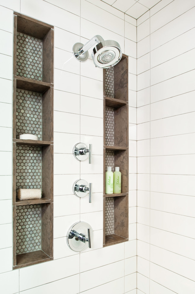 На фото: главная ванная комната в стиле модернизм с настольной раковиной, плоскими фасадами, темными деревянными фасадами, отдельно стоящей ванной, инсталляцией, белой плиткой, керамической плиткой и белыми стенами