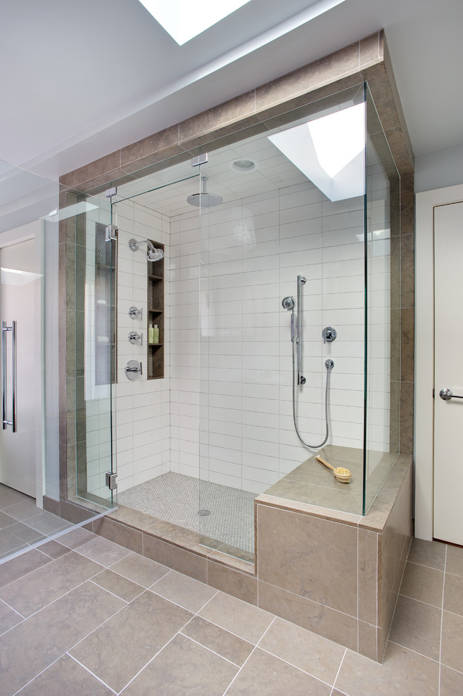 リッチモンドにあるコンテンポラリースタイルのおしゃれなマスターバスルーム (ベッセル式洗面器、置き型浴槽、白いタイル、セラミックタイル、白い壁、アルコーブ型シャワー) の写真