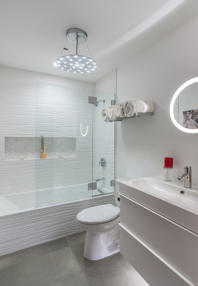 Стильный дизайн: ванная комната в современном стиле с плоскими фасадами, белыми фасадами, душем в нише, раздельным унитазом, белой плиткой, белыми стенами, душевой кабиной, накладной раковиной и открытым душем - последний тренд