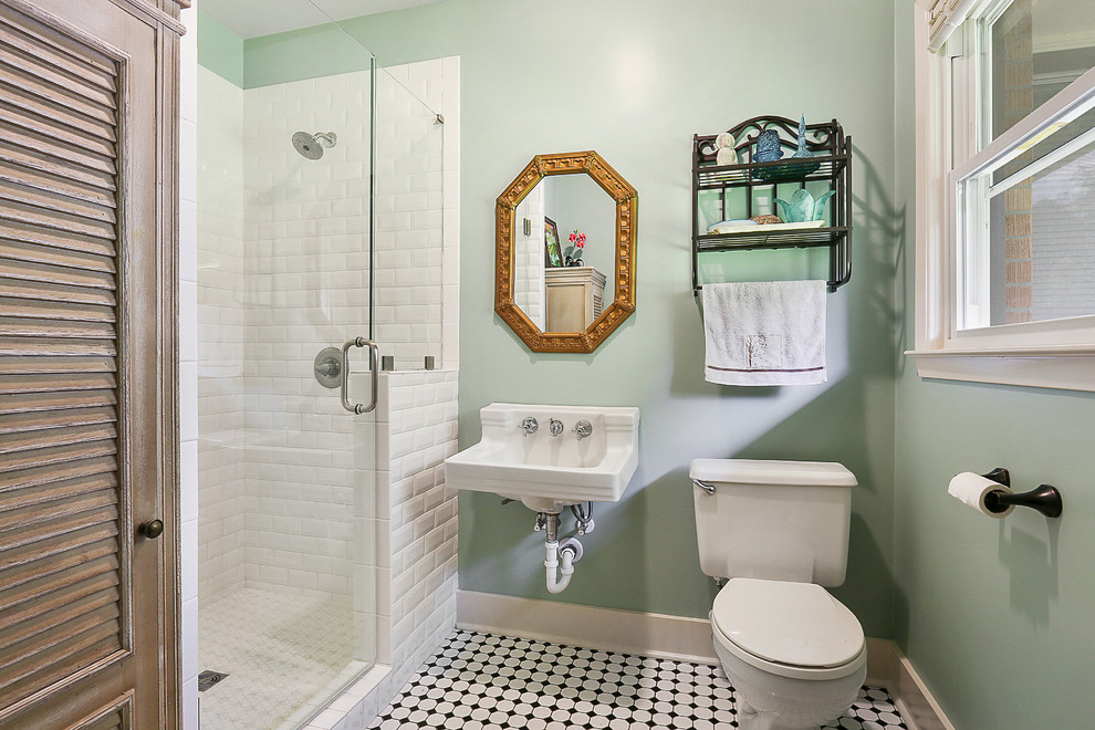 Пример оригинального дизайна: главная ванная комната среднего размера в стиле ретро с душем в нише, раздельным унитазом, белой плиткой, стеклянной плиткой, зелеными стенами, полом из керамогранита, подвесной раковиной, разноцветным полом и шторкой для ванной