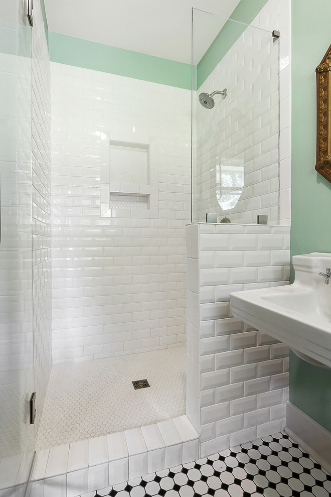 Стильный дизайн: главная ванная комната среднего размера в стиле ретро с душем в нише, раздельным унитазом, белой плиткой, стеклянной плиткой, зелеными стенами, полом из керамогранита, подвесной раковиной, разноцветным полом и шторкой для ванной - последний тренд