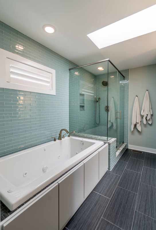 На фото: главная, серо-белая ванная комната среднего размера в современном стиле с плоскими фасадами, белыми фасадами, отдельно стоящей ванной, угловым душем, раздельным унитазом, зеленой плиткой, плиткой кабанчик, бежевыми стенами, полом из сланца, накладной раковиной, мраморной столешницей, серым полом, душем с распашными дверями, серой столешницей, тумбой под одну раковину, встроенной тумбой, потолком с обоями и акцентной стеной