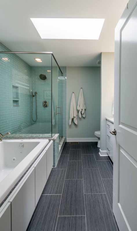 Свежая идея для дизайна: главная ванная комната среднего размера в современном стиле с плоскими фасадами, белыми фасадами, отдельно стоящей ванной, угловым душем, раздельным унитазом, зеленой плиткой, плиткой кабанчик, бежевыми стенами, полом из сланца, накладной раковиной, мраморной столешницей, серым полом, душем с распашными дверями, серой столешницей, тумбой под одну раковину, встроенной тумбой, потолком с обоями и фартуком - отличное фото интерьера