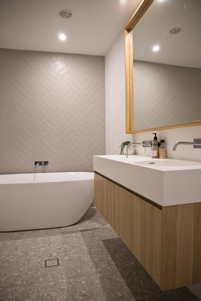 Свежая идея для дизайна: ванная комната среднего размера в современном стиле с светлыми деревянными фасадами, белой плиткой, белыми стенами, белой столешницей, тумбой под две раковины и подвесной тумбой - отличное фото интерьера