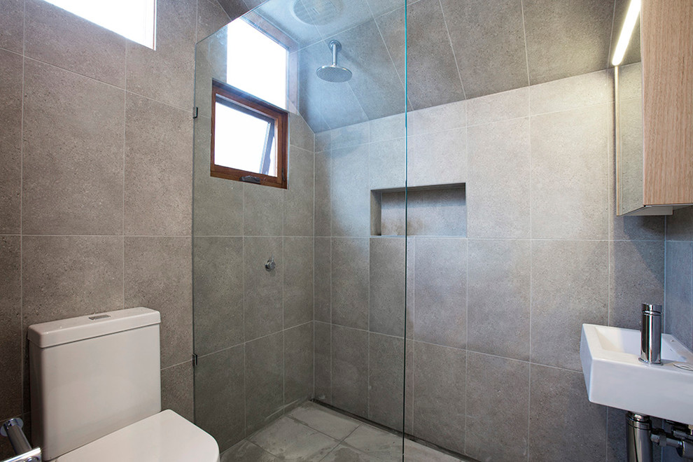Foto di una piccola stanza da bagno contemporanea con doccia aperta, WC a due pezzi, pareti grigie, lavabo a colonna, pavimento grigio e doccia aperta