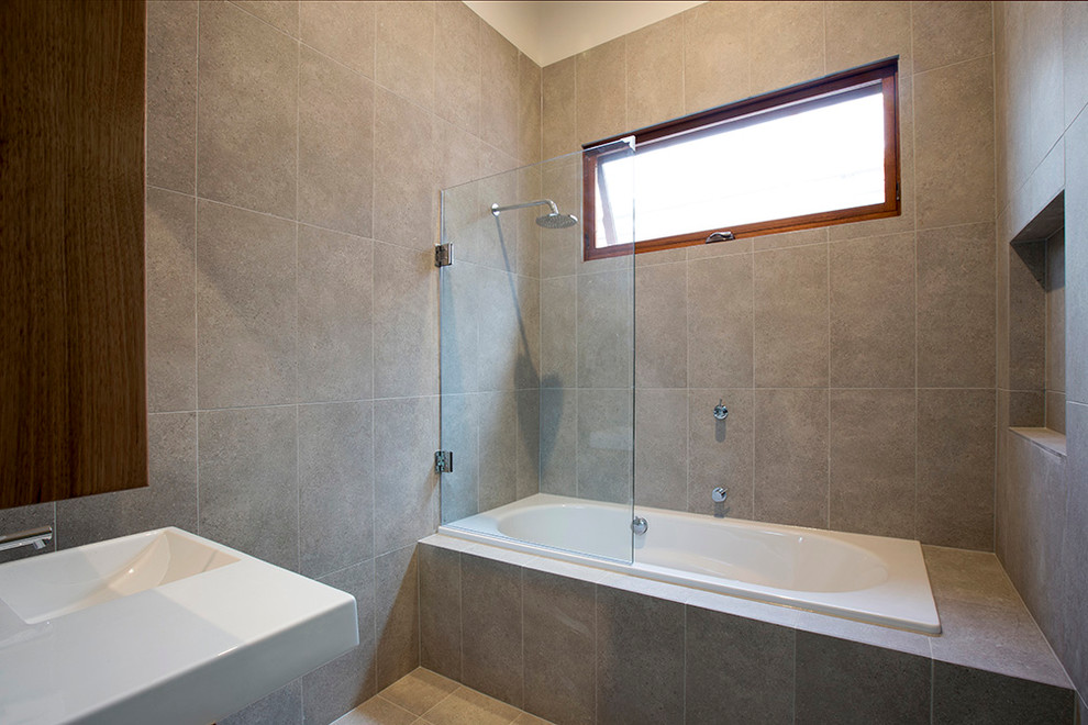 Inspiration för mellanstora moderna en-suite badrum, med ett badkar i en alkov, en dusch/badkar-kombination, brun kakel, bruna väggar, ett integrerad handfat och med dusch som är öppen