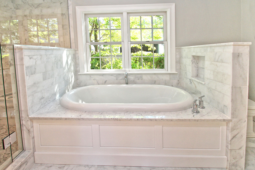 Exempel på ett stort klassiskt en-suite badrum, med luckor med profilerade fronter, röda skåp, en dusch i en alkov, grå väggar, marmorgolv, ett platsbyggt badkar, grå kakel, vit kakel, porslinskakel, ett fristående handfat, marmorbänkskiva och vitt golv