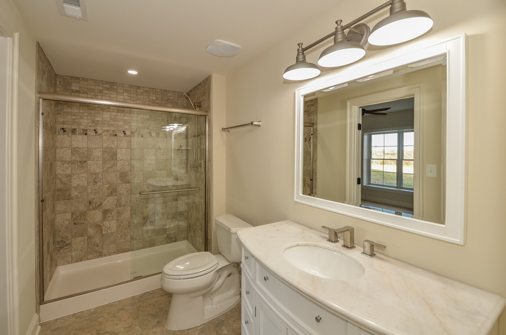 Imagen de cuarto de baño de estilo de casa de campo con lavabo bajoencimera, armarios tipo mueble, puertas de armario blancas y ducha empotrada