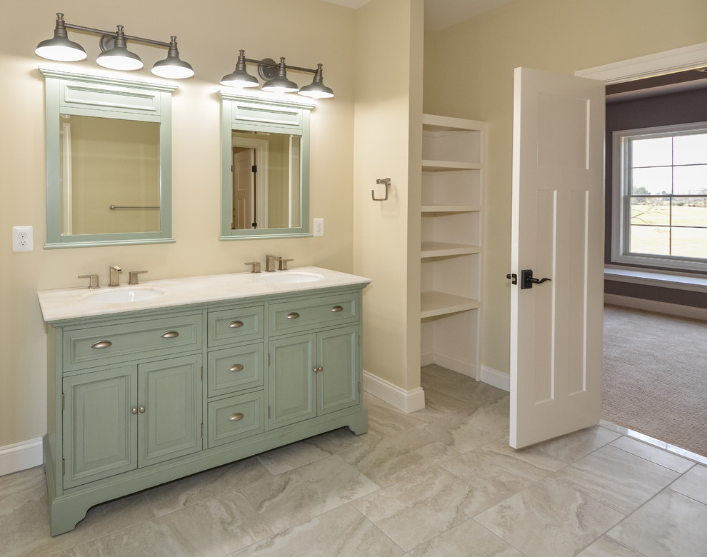 Imagen de cuarto de baño campestre con puertas de armario verdes y armarios tipo mueble
