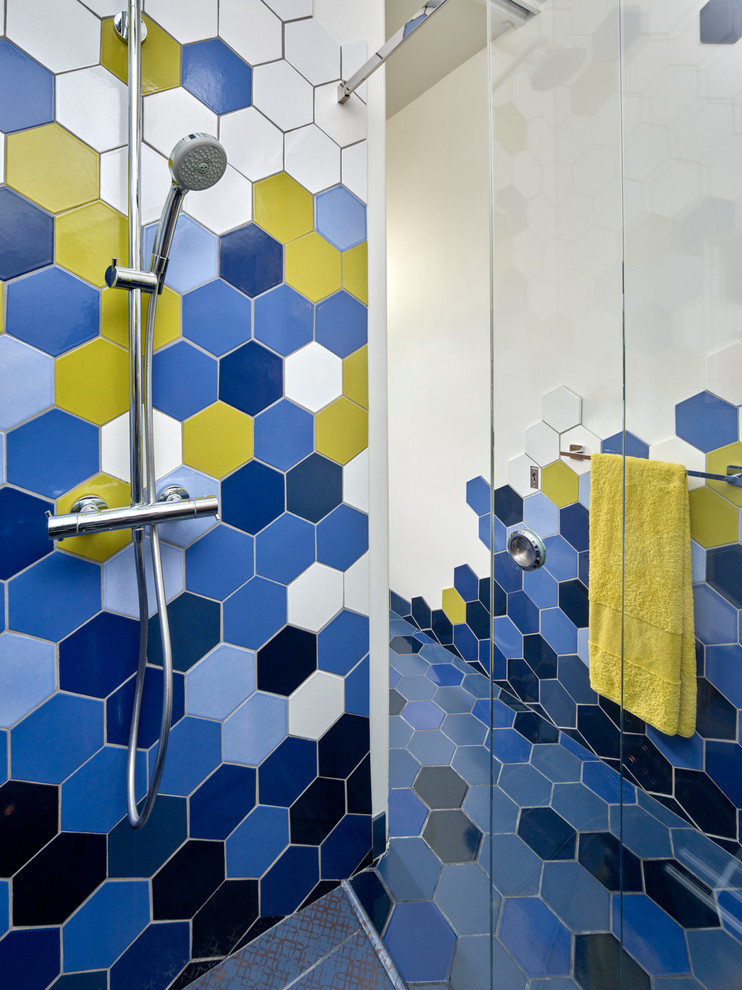 Пример оригинального дизайна: детская ванная комната в стиле модернизм с синей плиткой, душем без бортиков, керамической плиткой, полом из керамической плитки, плоскими фасадами, темными деревянными фасадами, инсталляцией, белыми стенами, врезной раковиной и столешницей из искусственного кварца