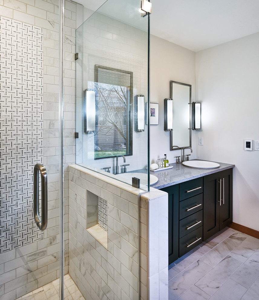 Inspiration pour une salle de bain principale traditionnelle avec des portes de placard bleues, une douche d'angle, du carrelage en marbre, une vasque, un sol gris et une cabine de douche à porte battante.