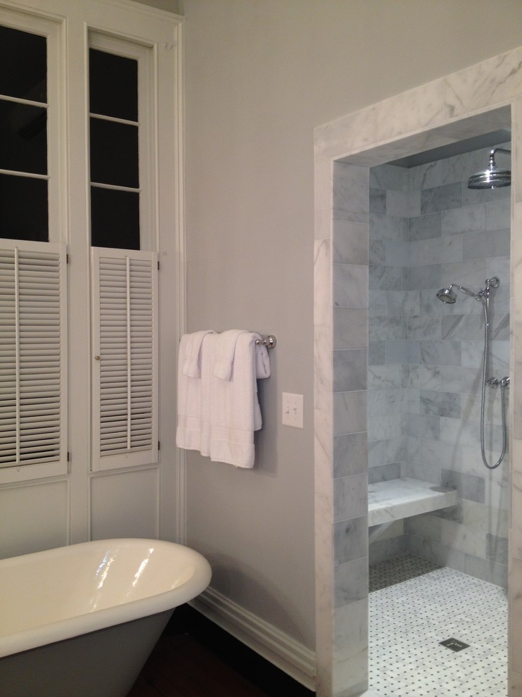 Idées déco pour une salle de bain principale de taille moyenne avec une baignoire indépendante, un espace douche bain, des carreaux de porcelaine, un mur gris, un sol en carrelage de céramique, un sol blanc et une cabine de douche à porte battante.