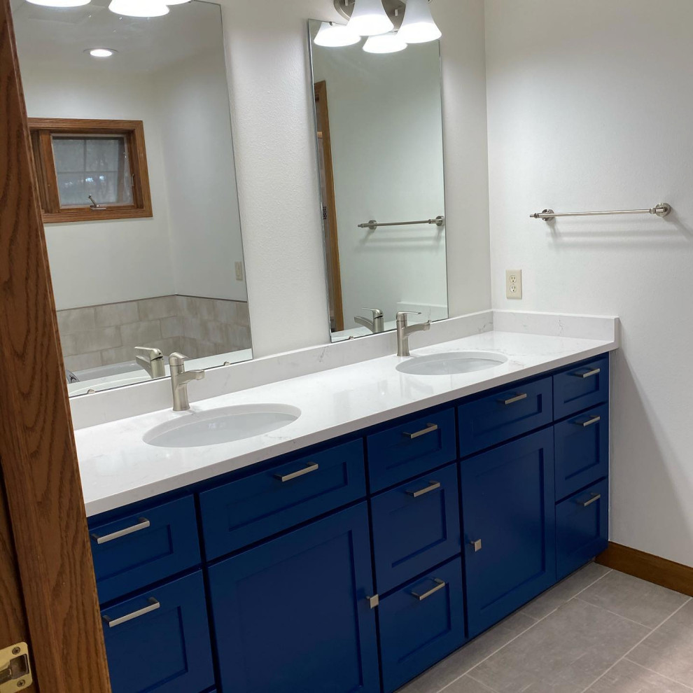 Пример оригинального дизайна: ванная комната среднего размера в стиле неоклассика (современная классика) с фасадами в стиле шейкер, синими фасадами, белыми стенами, полом из керамогранита, врезной раковиной, серым полом, белой столешницей, тумбой под две раковины и встроенной тумбой
