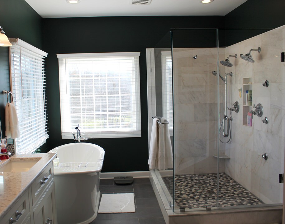 Inspiration för stora klassiska en-suite badrum, med vita skåp, ett fristående badkar, en hörndusch, keramikplattor, gröna väggar, cementgolv, grått golv och dusch med gångjärnsdörr