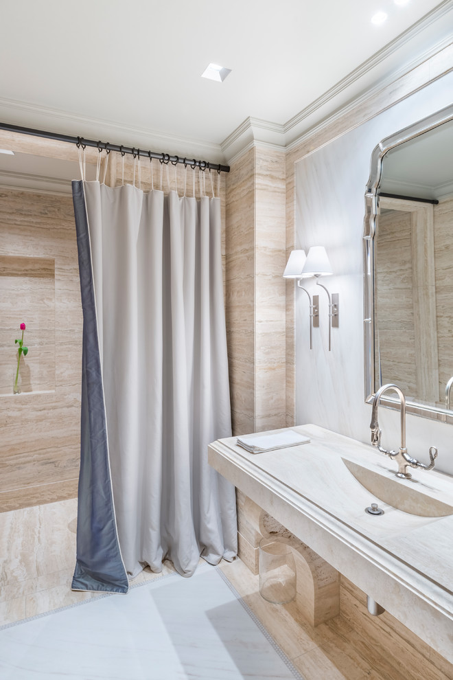 Mediterranes Duschbad mit bodengleicher Dusche, beigen Fliesen, weißer Wandfarbe, integriertem Waschbecken, weißem Boden, Duschvorhang-Duschabtrennung und beiger Waschtischplatte in New York