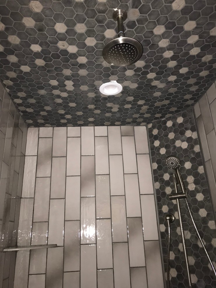 Idéer för mellanstora vintage en-suite badrum, med en öppen dusch, grå kakel, keramikplattor, grå väggar, klinkergolv i porslin, grått golv och med dusch som är öppen