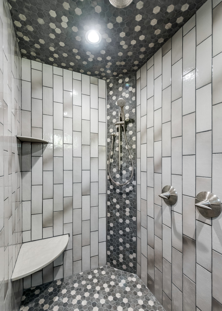 Immagine di una stanza da bagno padronale chic di medie dimensioni con doccia aperta, piastrelle grigie, piastrelle in ceramica, pareti grigie, pavimento in gres porcellanato, pavimento grigio e doccia aperta