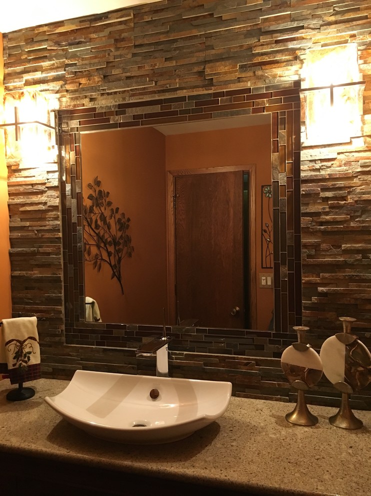 Idéer för att renovera ett litet amerikanskt badrum, med luckor med infälld panel, skåp i mörkt trä, flerfärgad kakel, skifferkakel, orange väggar, ett fristående handfat och bänkskiva i kvarts