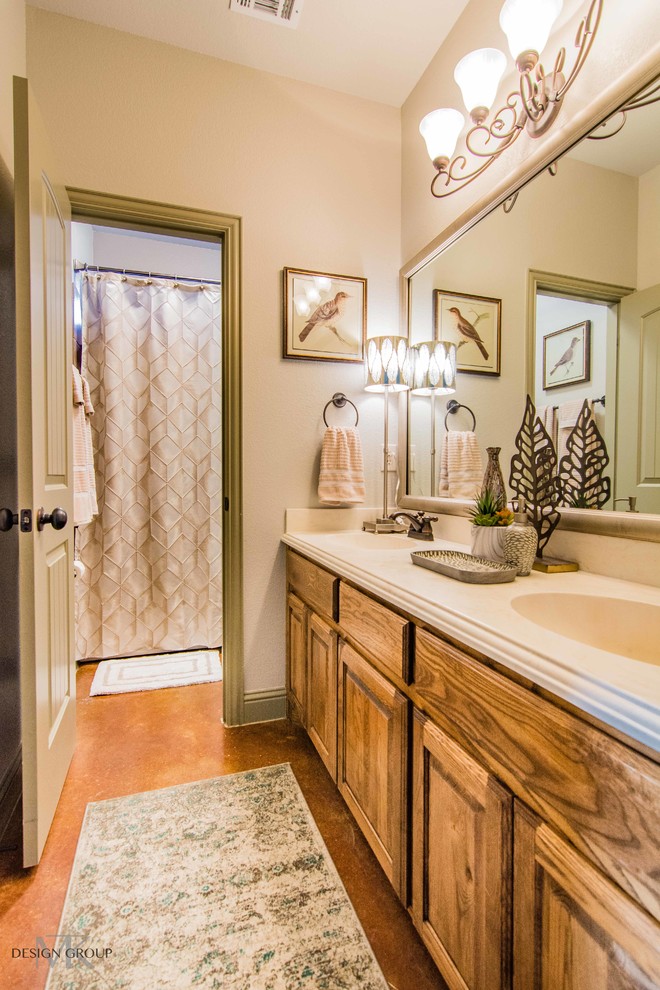 Foto de cuarto de baño clásico renovado con baldosas y/o azulejos beige, suelo de cemento y aseo y ducha