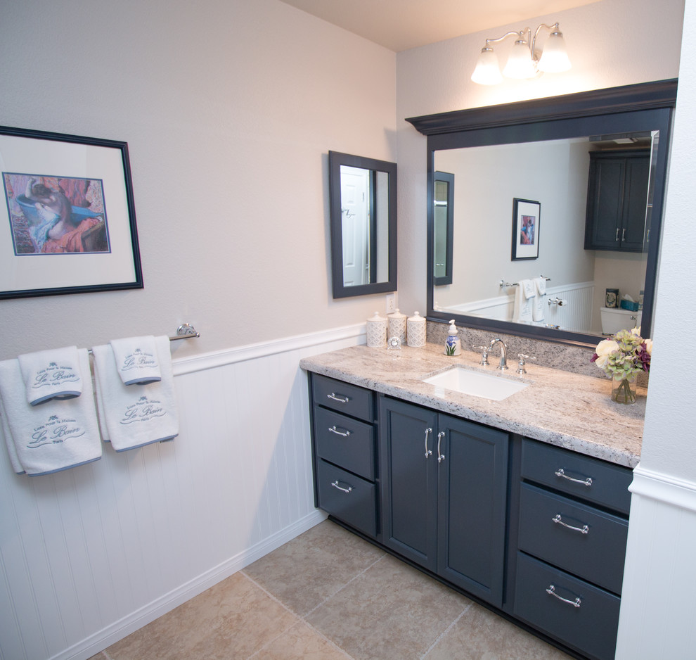 Foto di una stanza da bagno per bambini chic di medie dimensioni con lavabo sottopiano, ante lisce, ante blu, top in granito, piastrelle beige e pareti grigie